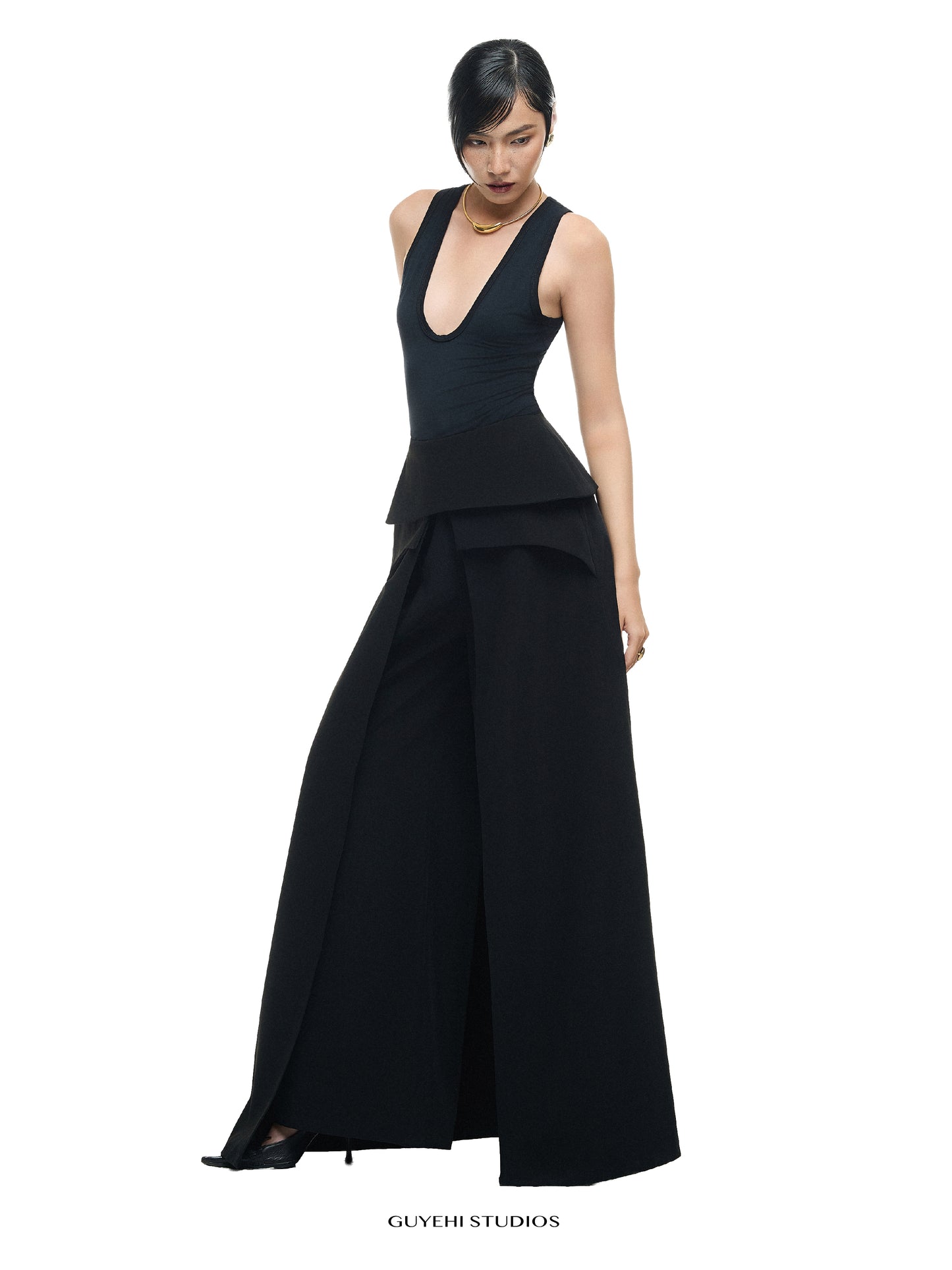 RIN BLACK DEEP U-NECK TANK