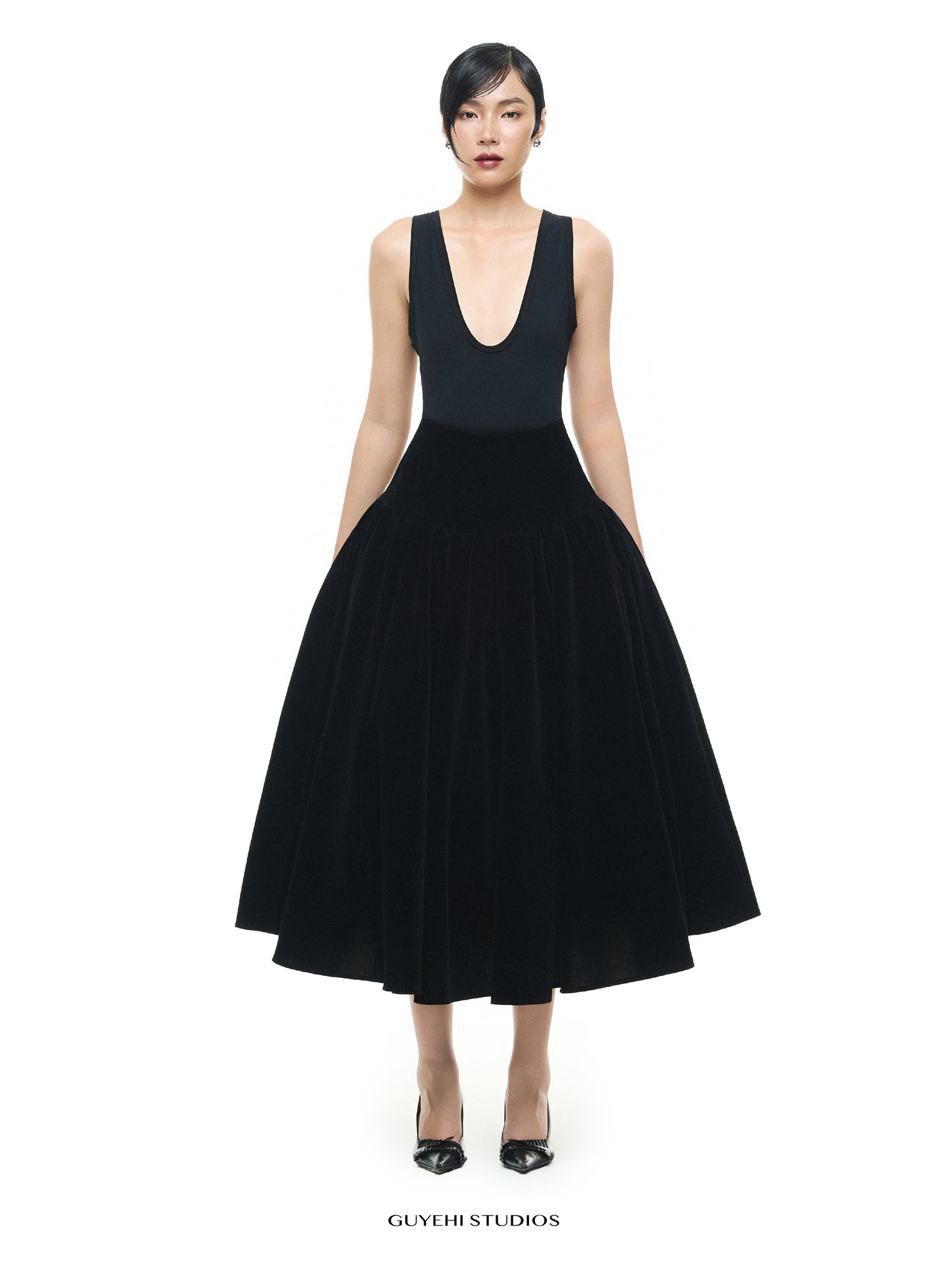 RIN BLACK DEEP U-NECK TANK