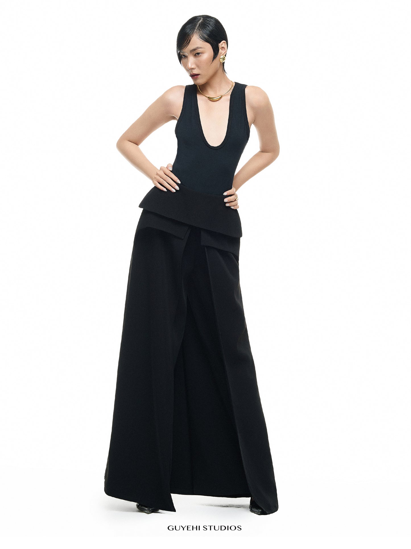 RIN BLACK DEEP U-NECK TANK